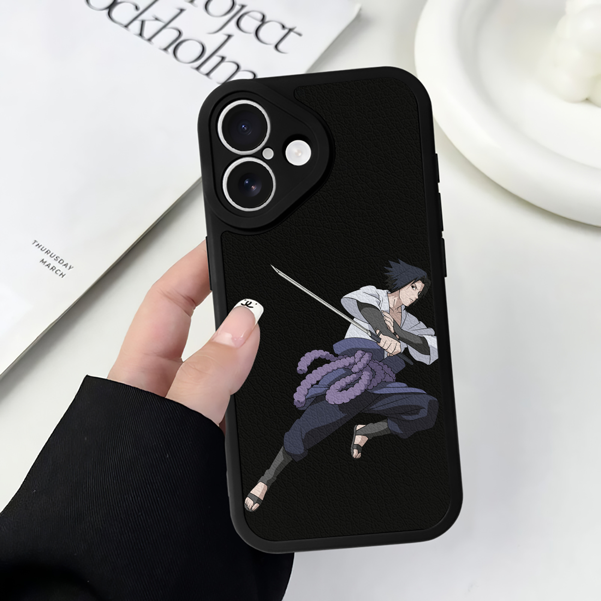 （画像用） NARUTO -ナルト- うちは サスケ Uchiha Sasuke 【iPhone 16シリーズ対応】シリコンスマホケース（レザー調） 材質：シリコン